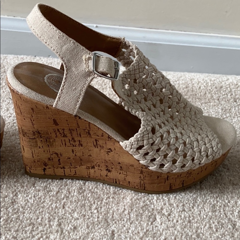 NEVER WORN size 7 SO brand nude crochet wedges